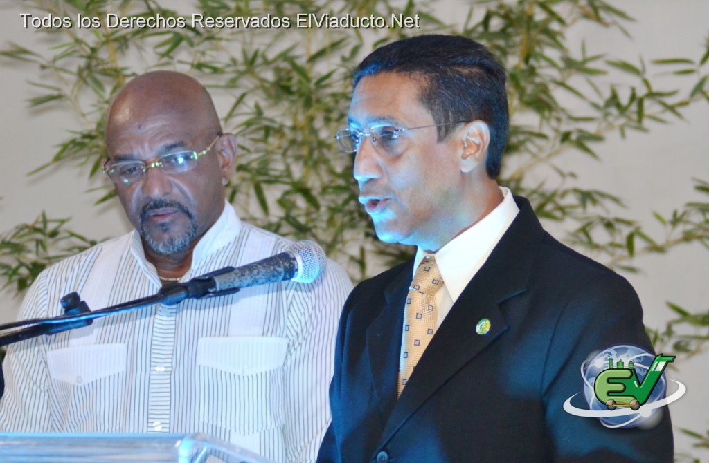 Amable Guzmán Ofrece palabras en lanzamiento RIVV